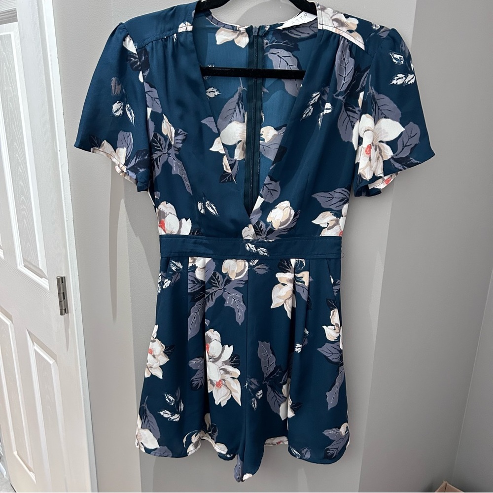 ASTR The Label Short Sleeve Floral V Neck Romper-XS